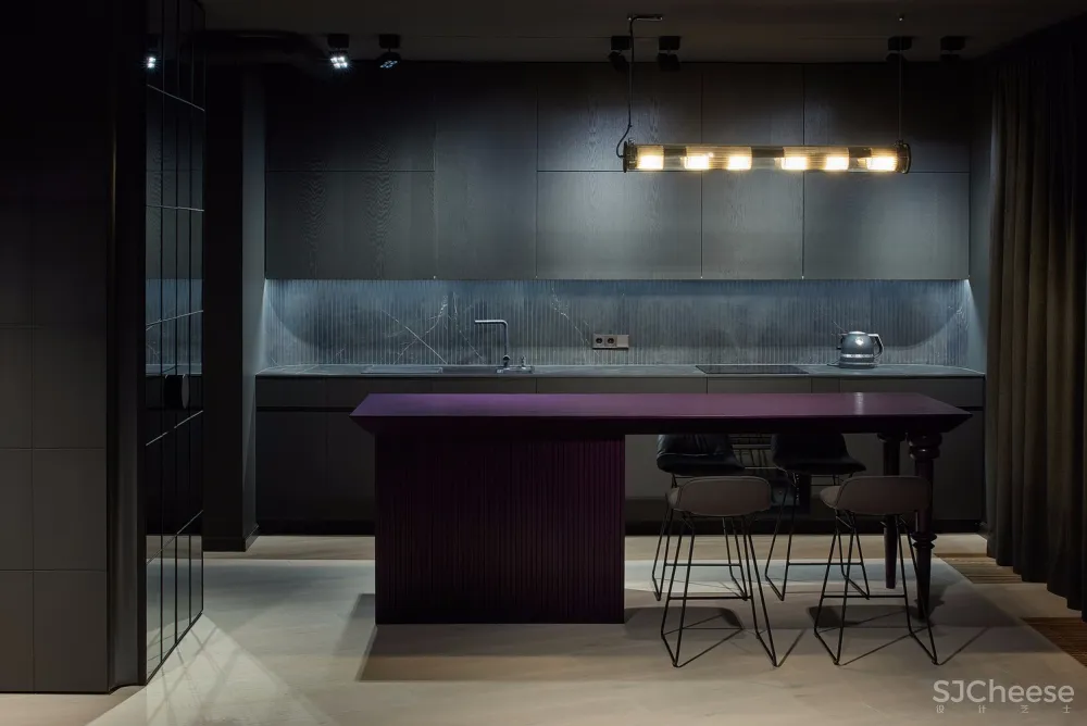 饱和色+黑色，立陶宛80㎡戏剧般的公寓 | HEIMA architects 首