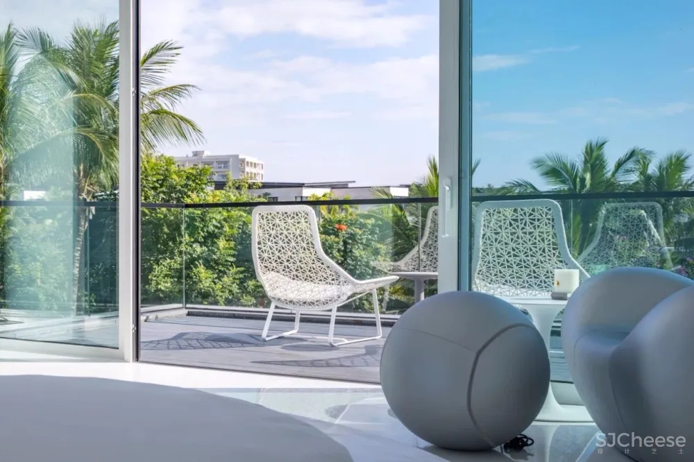 新作 | 1400m² 极简白顶级度假别墅，89年设计师惊艳演绎 首