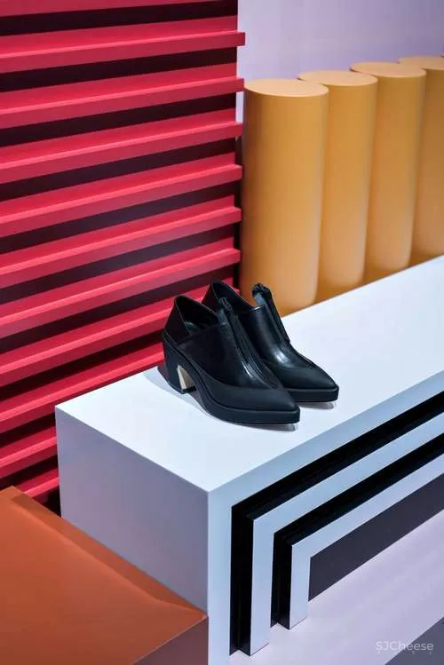 色彩与廓形 · VVNK 装置艺术空间 | Zinovatnaya