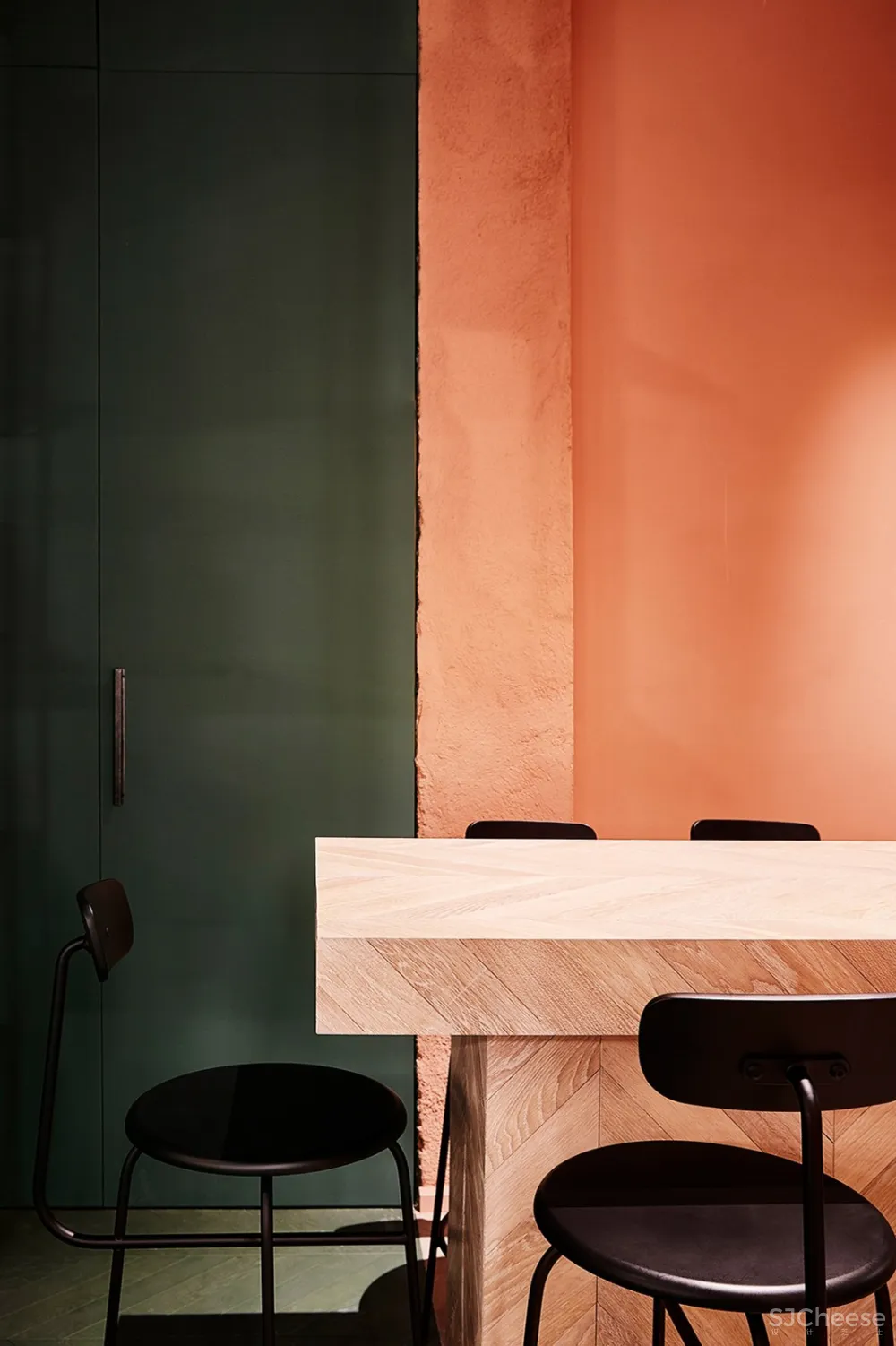 巴塞罗那：葡萄酒色调的 Orvay酒吧 首