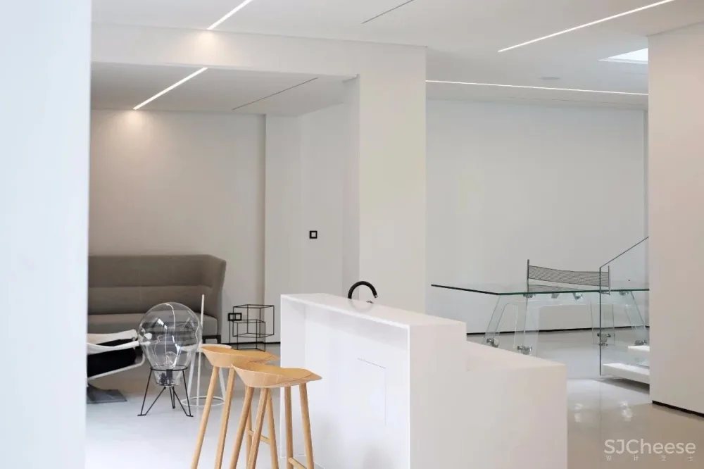 新作 | 1400m² 极简白顶级度假别墅，89年设计师惊艳演绎 首