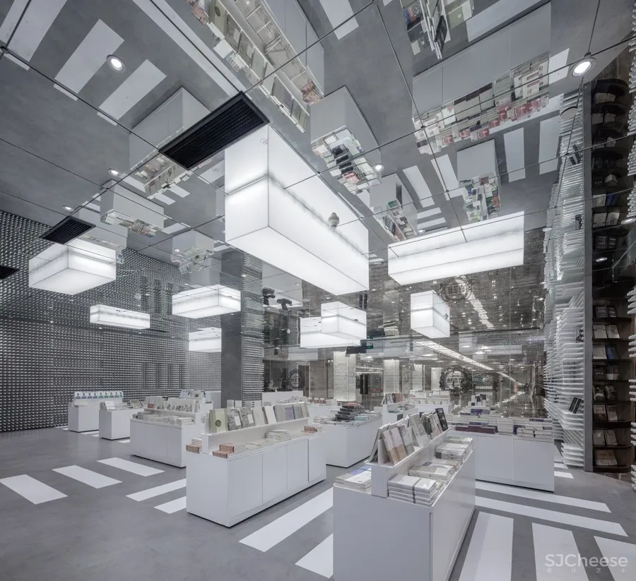 上海:一家书店吸引了大批购物者进入市区