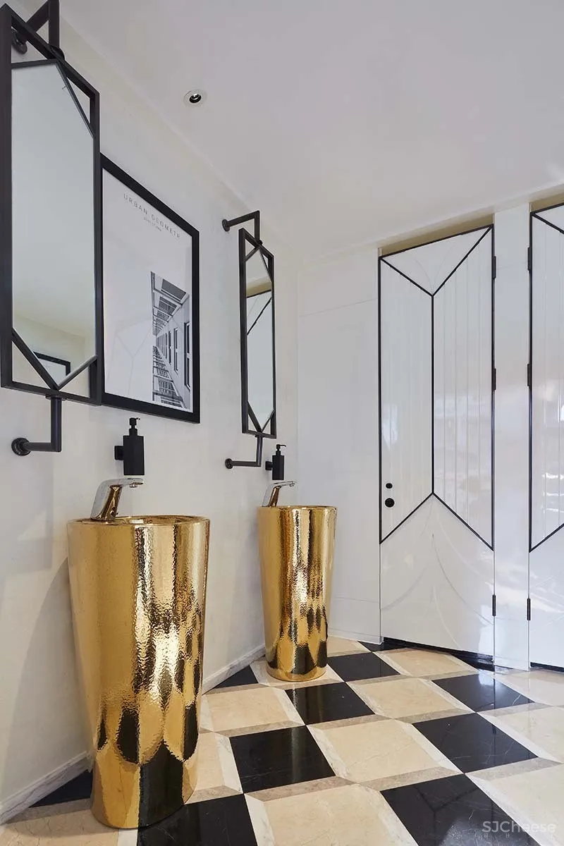 黄浦江第一艘五星级游览船--水晶公主号