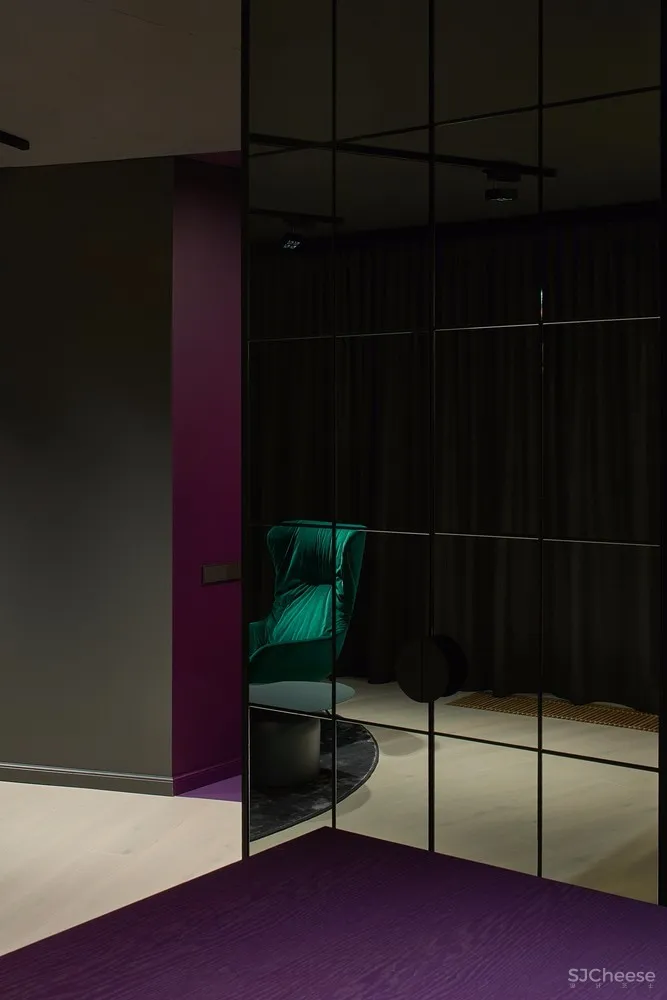 饱和色+黑色，立陶宛80㎡戏剧般的公寓 | HEIMA architects 首