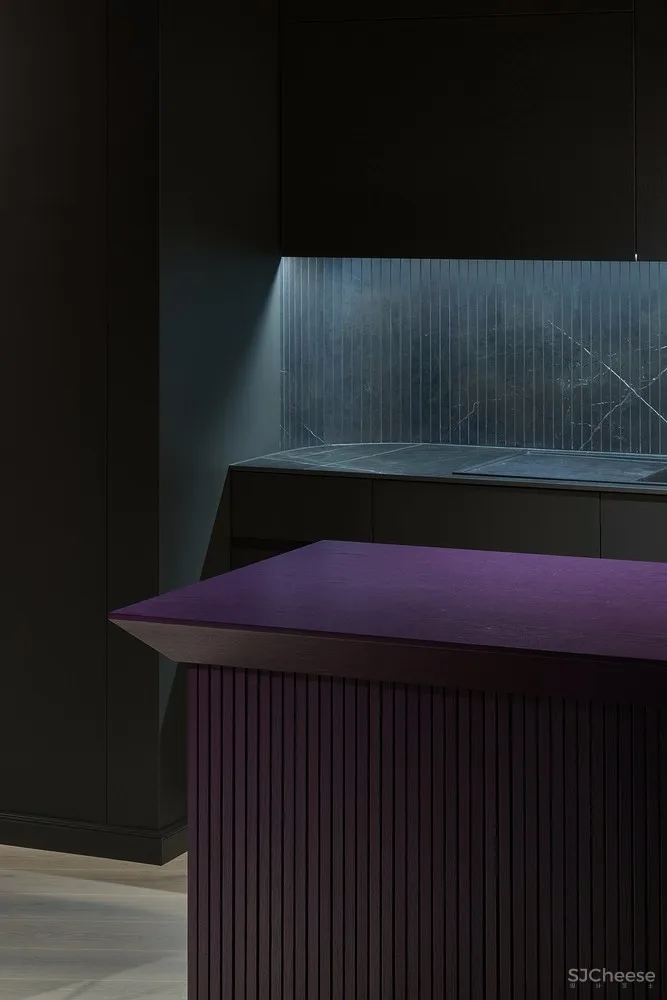 饱和色+黑色，立陶宛80㎡戏剧般的公寓 | HEIMA architects 首