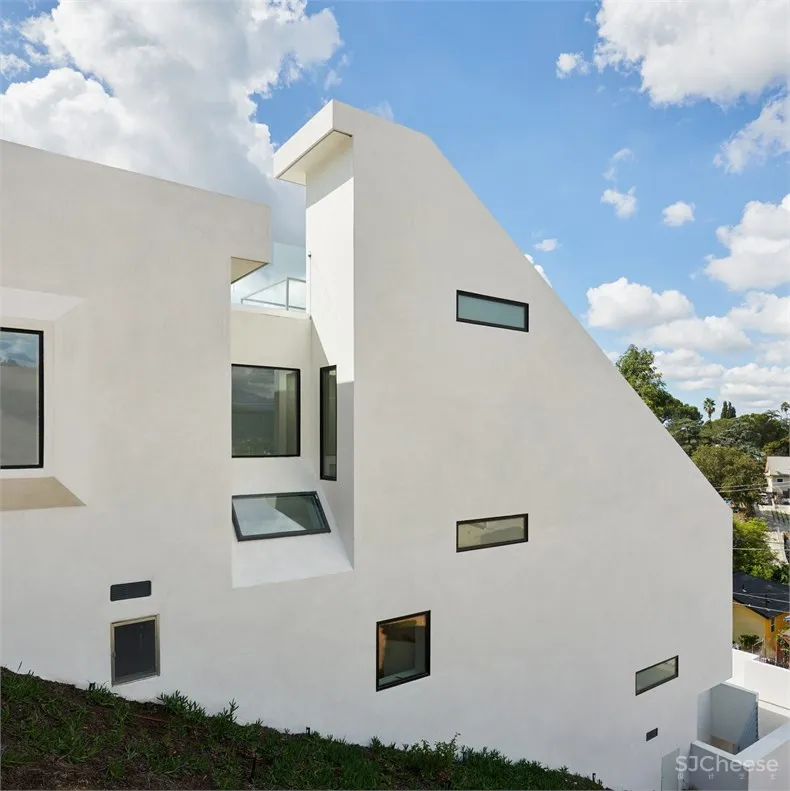 Urban Operations：洛杉矶山坡上的白色房屋