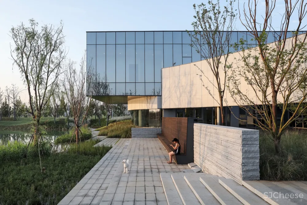 合肥淝河中央智慧公园图书馆 / 致逸设计