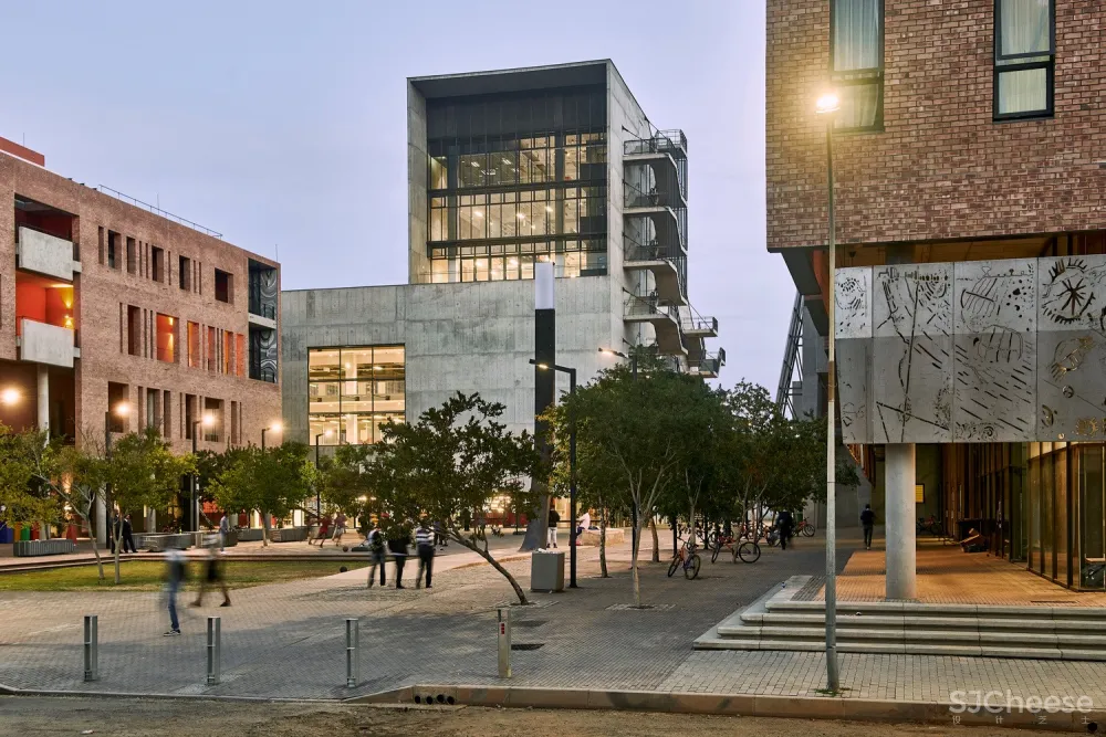 索尔·普拉特杰大学学生资源中心 / Designworkshop