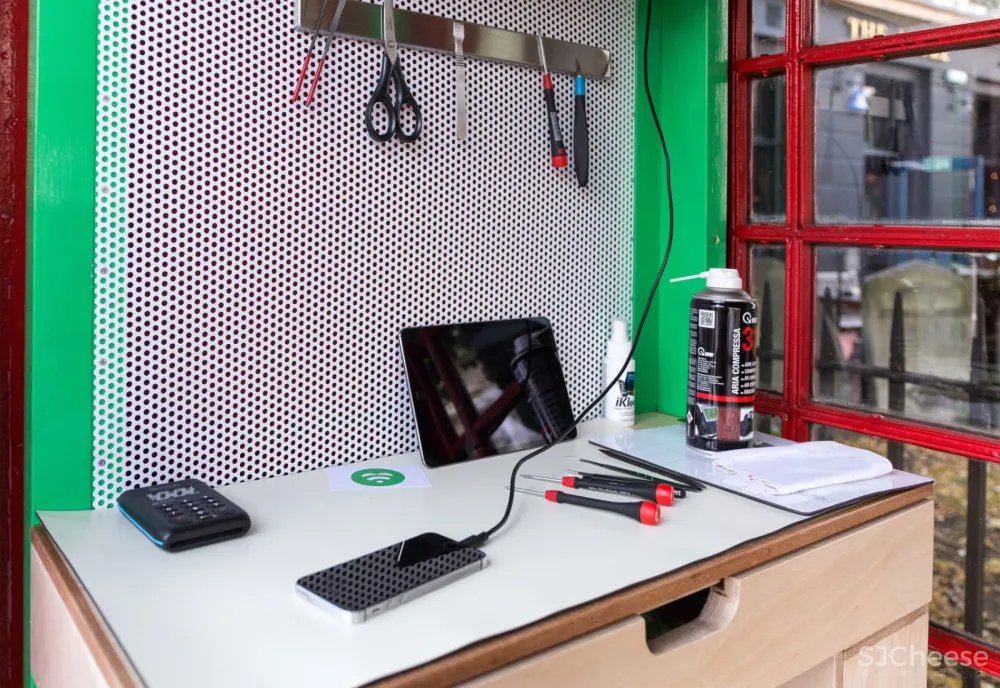 Lovefone将英国废弃的电话亭变成了小型维修店