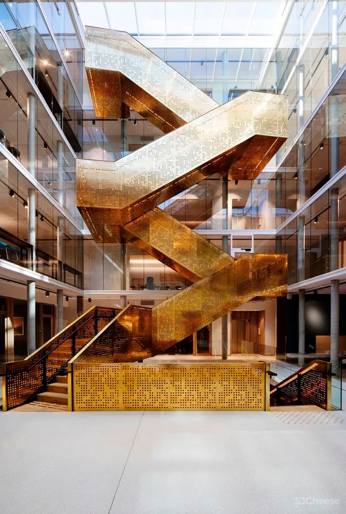 被黄铜包覆的主楼梯，绝对是这座办公楼的C位 | Pushak 首