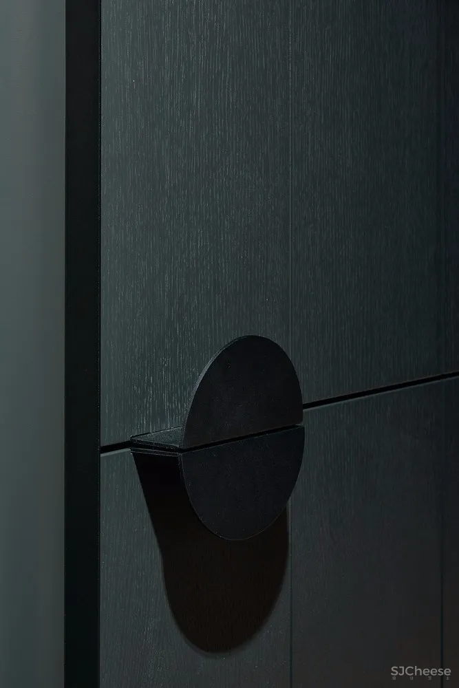 饱和色+黑色，立陶宛80㎡戏剧般的公寓 | HEIMA architects 首