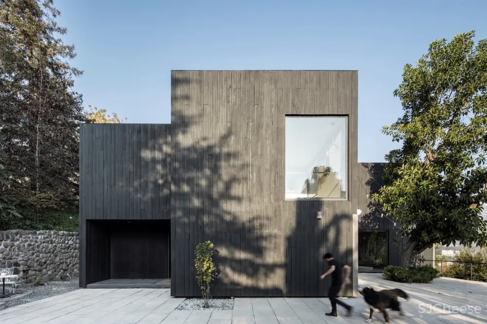 黑色原木住宅 Casa Zupe