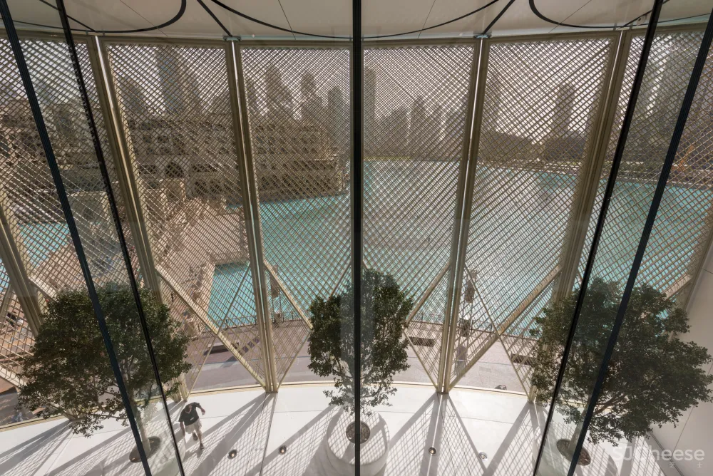 Foster + Partners completes Dubai Apple Store with carbon-fibre "solar wings"