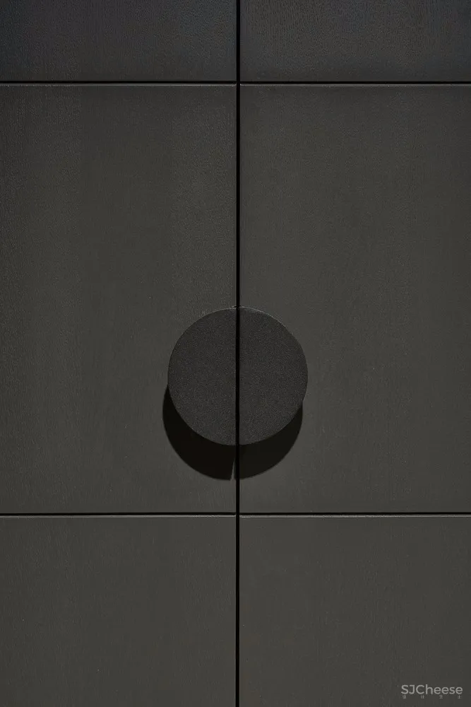 饱和色+黑色，立陶宛80㎡戏剧般的公寓 | HEIMA architects 首