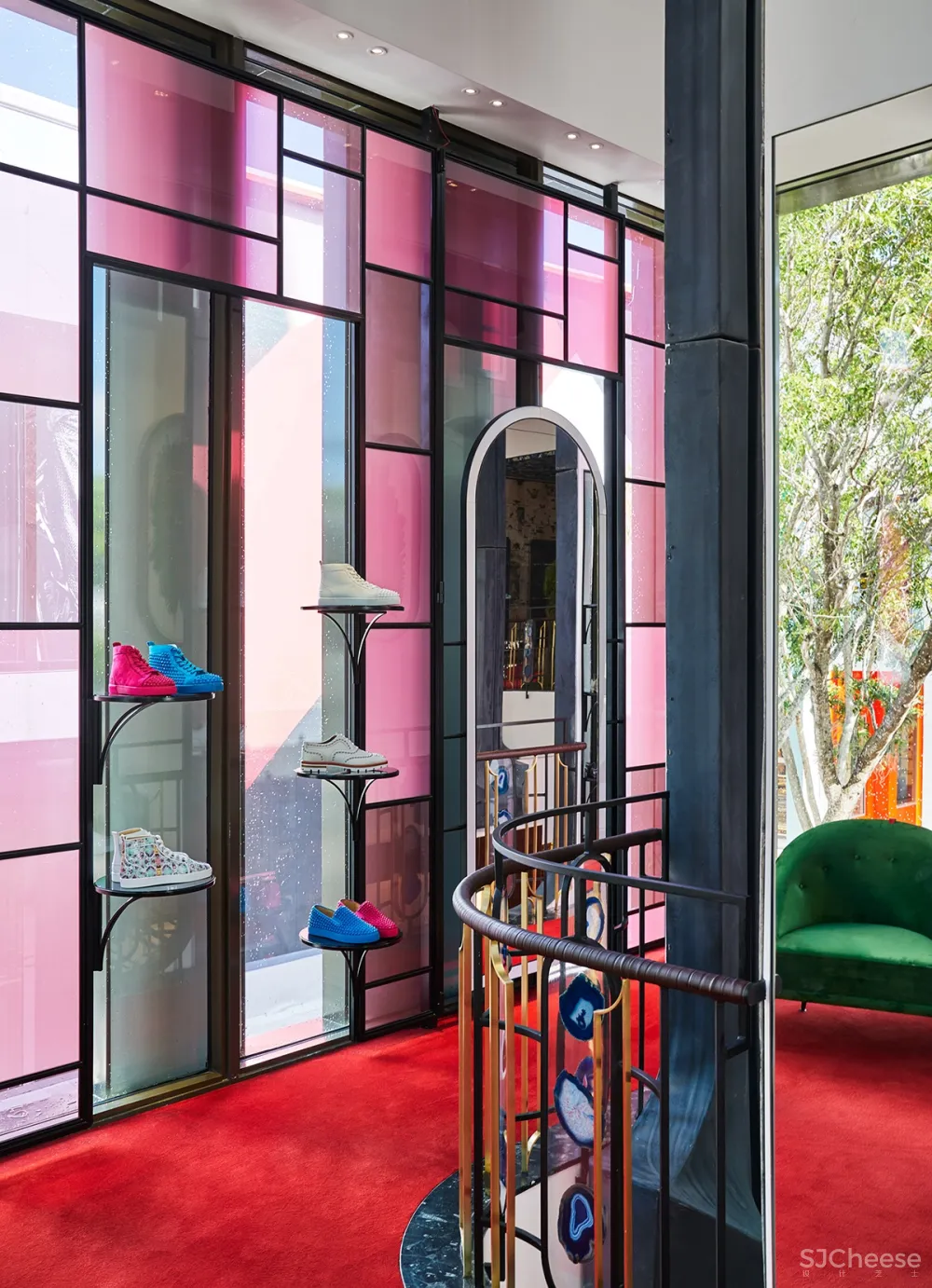 212box作品 | 树皮覆盖的Christian Louboutin精品店,与自然美感产生共鸣