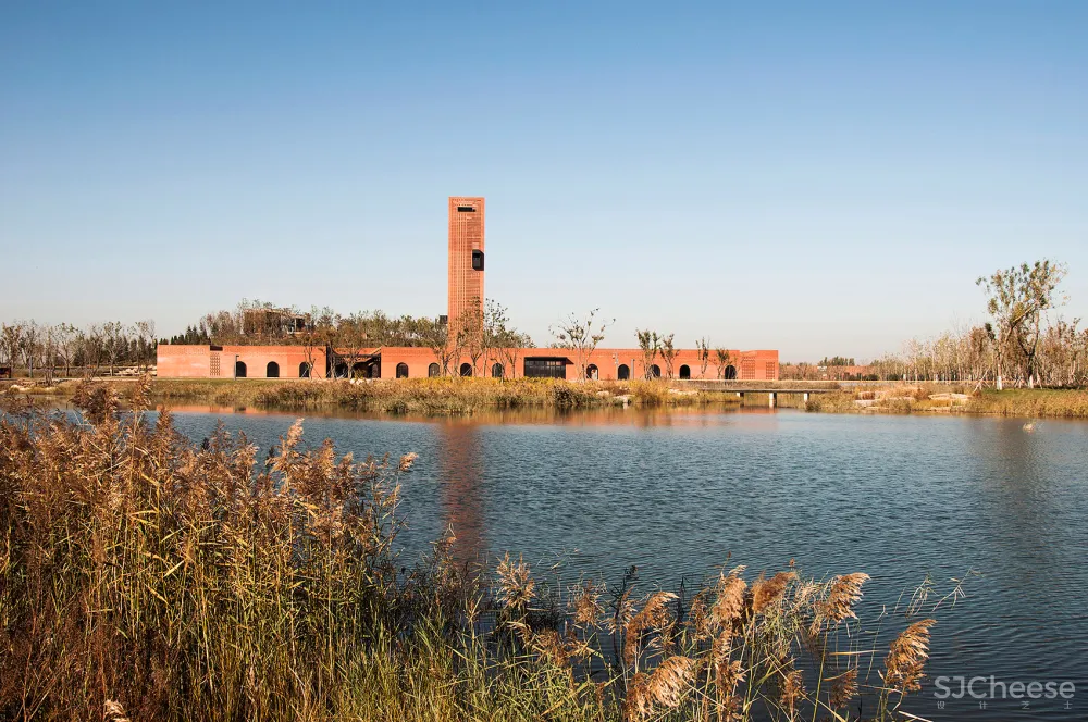 湿地中的红砖塔,河北 / 空格建筑