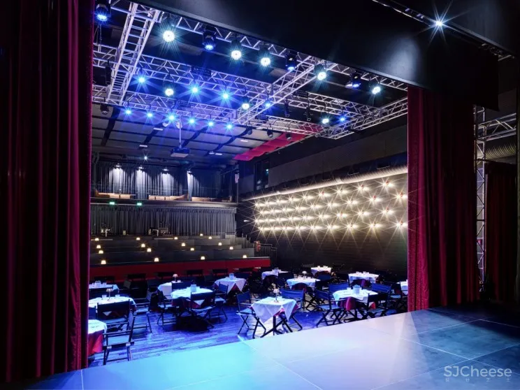 戏剧感十足的 ZOMBY BLUE 演艺娱乐中心 | fabio gianoli