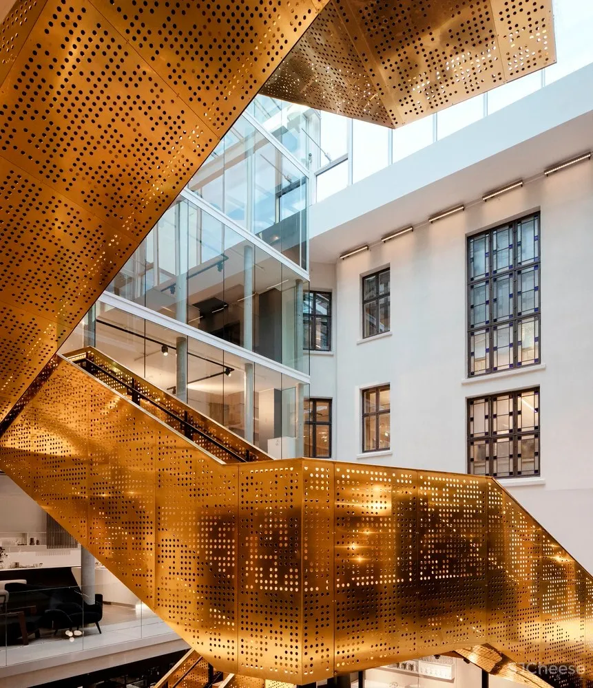 被黄铜包覆的主楼梯，绝对是这座办公楼的C位 | Pushak 首