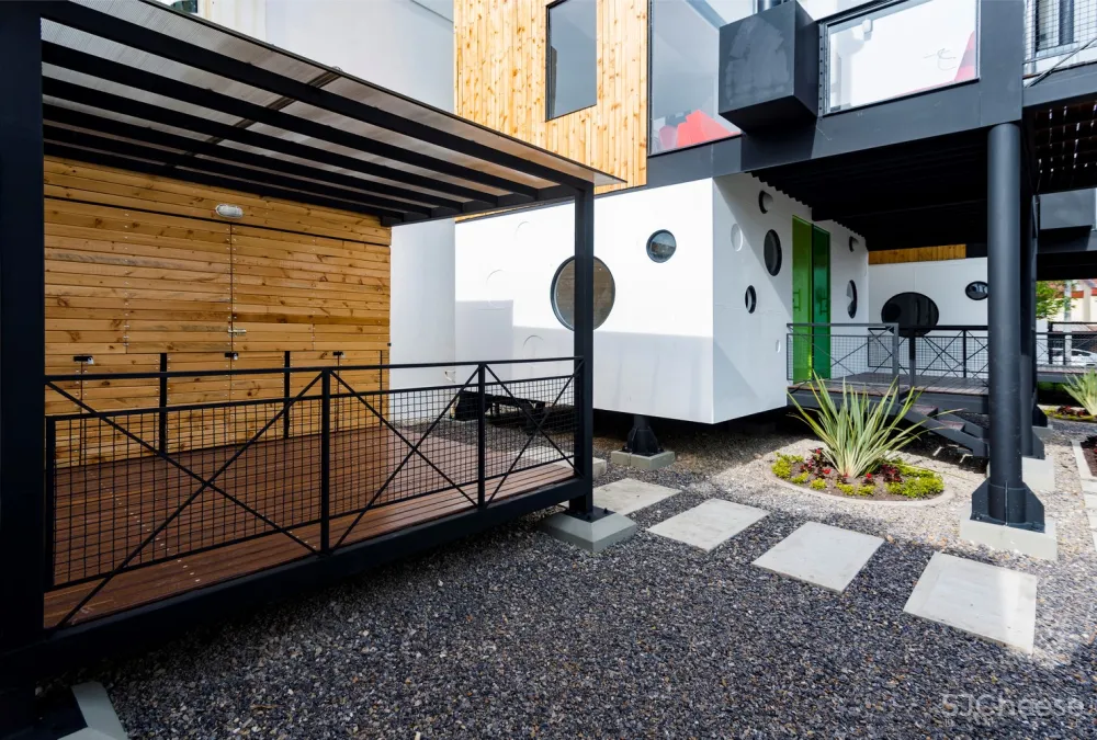方块小屋 / Camacho Estusio de Arquitectura