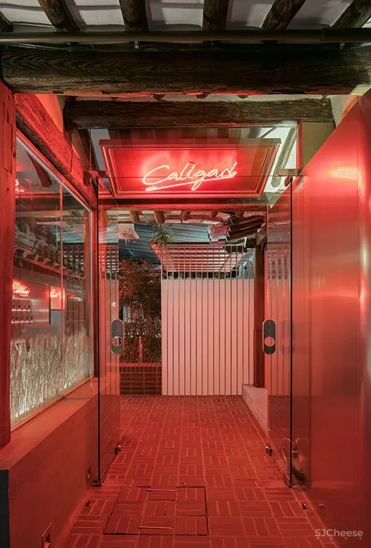 首尔老建筑内的现代 CALIGARI 酒吧 | labotory 首