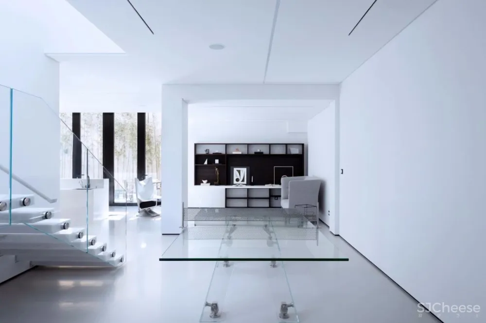 新作 | 1400m² 极简白顶级度假别墅，89年设计师惊艳演绎 首