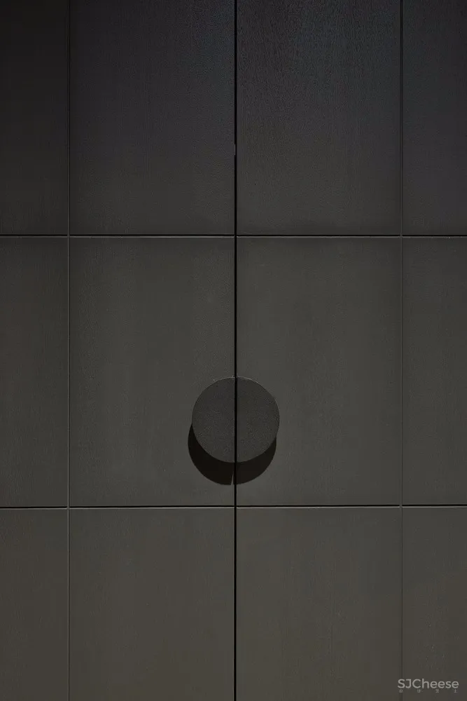 饱和色+黑色，立陶宛80㎡戏剧般的公寓 | HEIMA architects 首