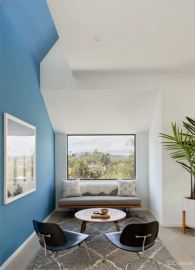 Urban Operations：洛杉矶山坡上的白色房屋