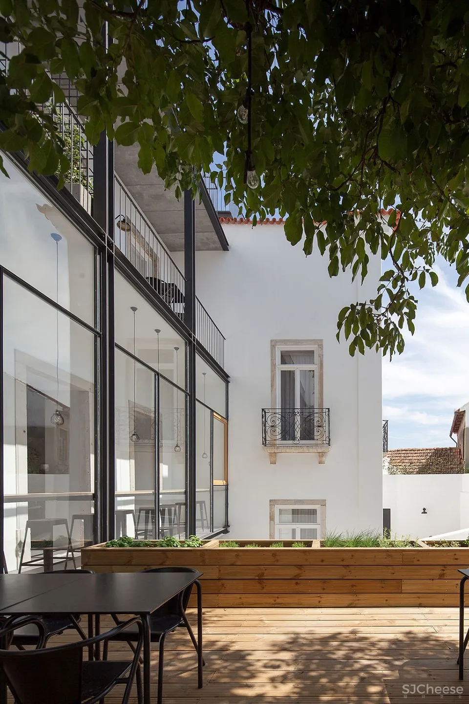 科英布拉酒店改造，葡萄牙 / depA Architects