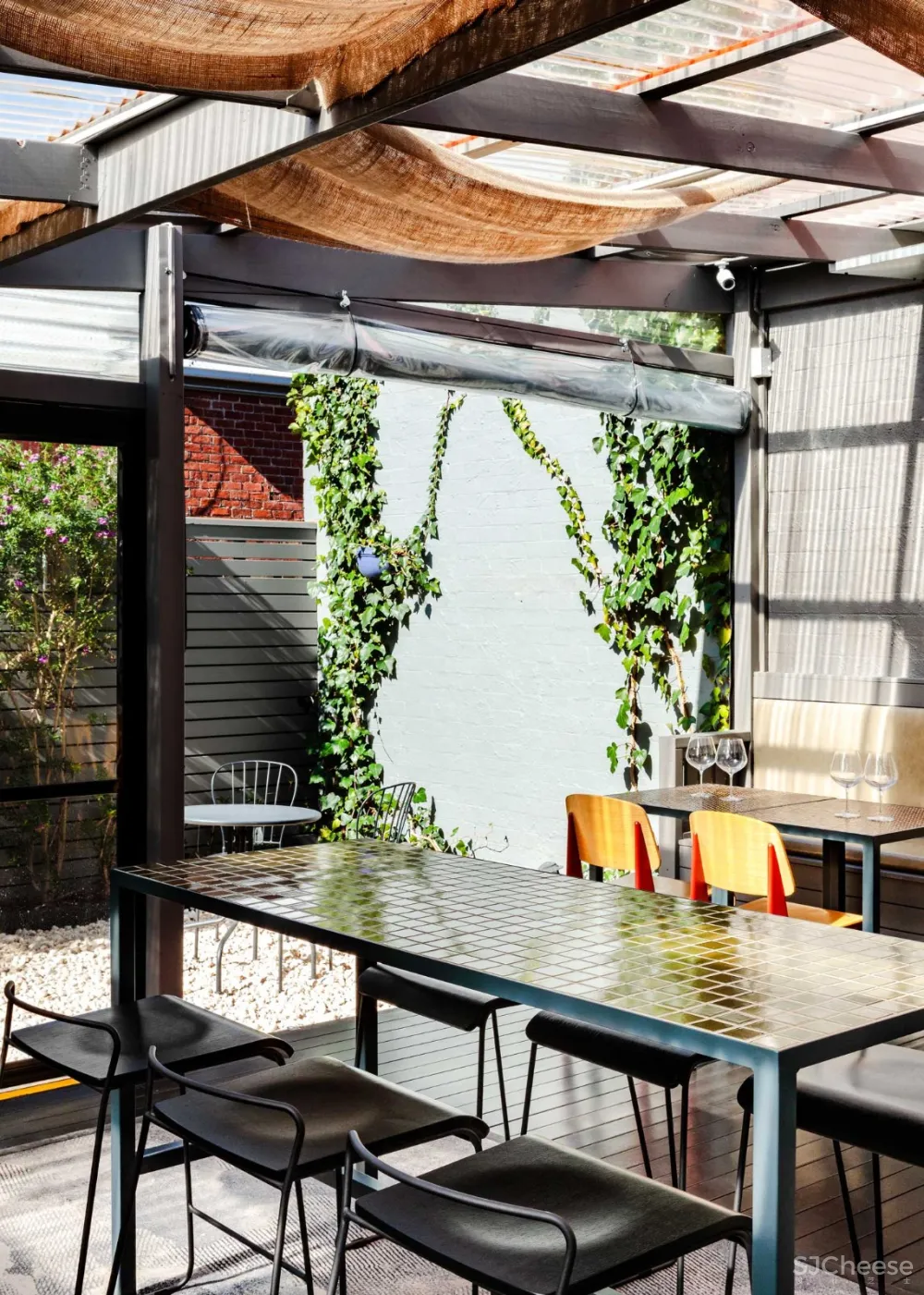 Fiona Lynch&Michael Gittings:休闲庭院酒吧