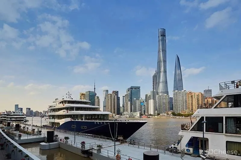 黄浦江第一艘五星级游览船--水晶公主号
