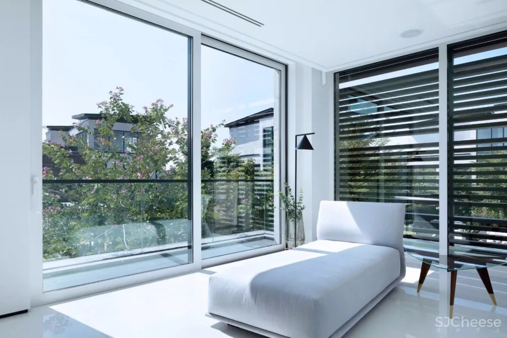 新作 | 1400m² 极简白顶级度假别墅，89年设计师惊艳演绎 首