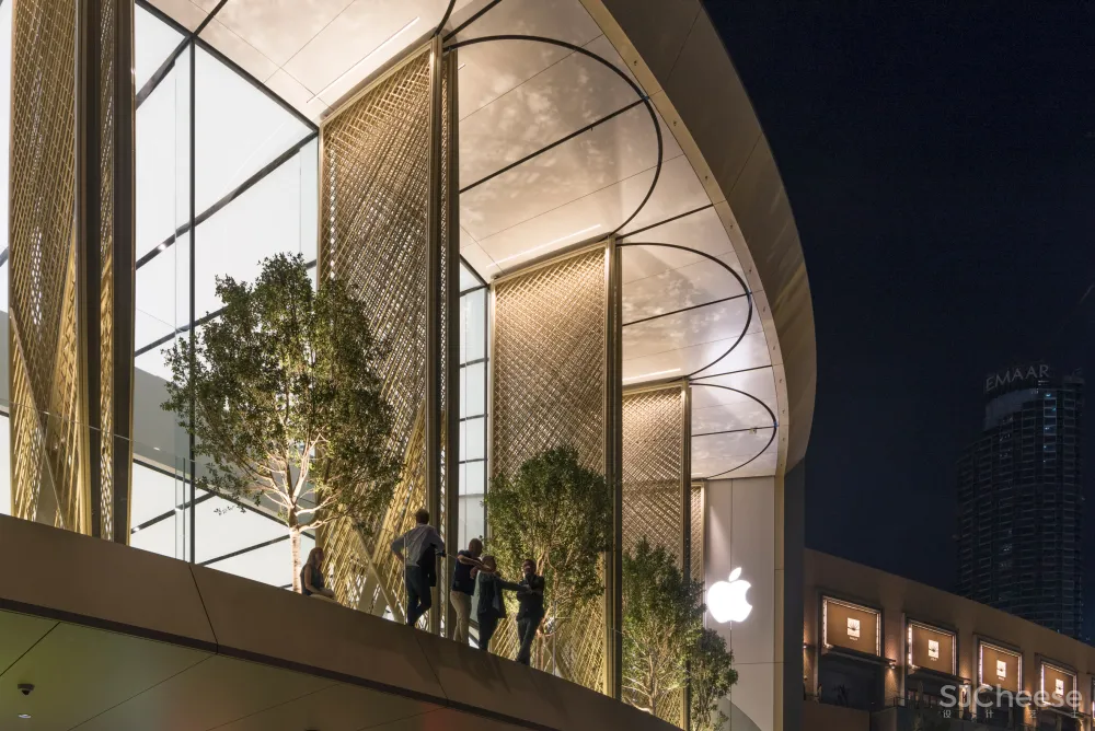 Foster + Partners completes Dubai Apple Store with carbon-fibre "solar wings"