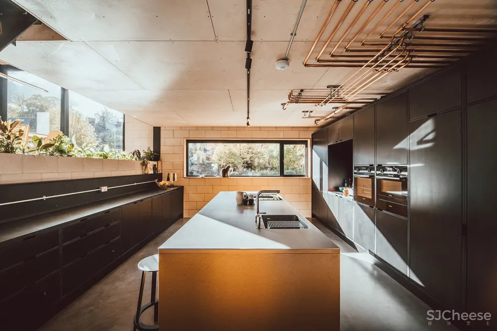 英国一对双胞胎兄弟自建优雅工业之家