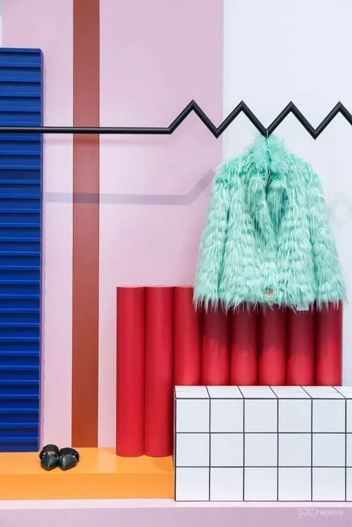 色彩与廓形 · VVNK 装置艺术空间 | Zinovatnaya