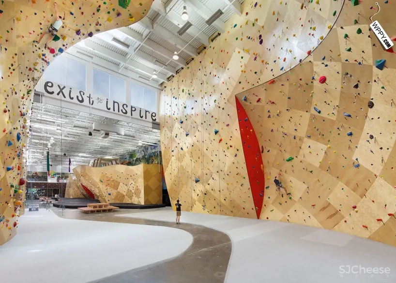 [健身馆] brooklyn boulders coworking space features towering rock climbing wall