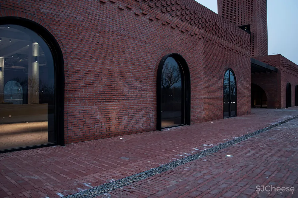 湿地中的红砖塔,河北 / 空格建筑