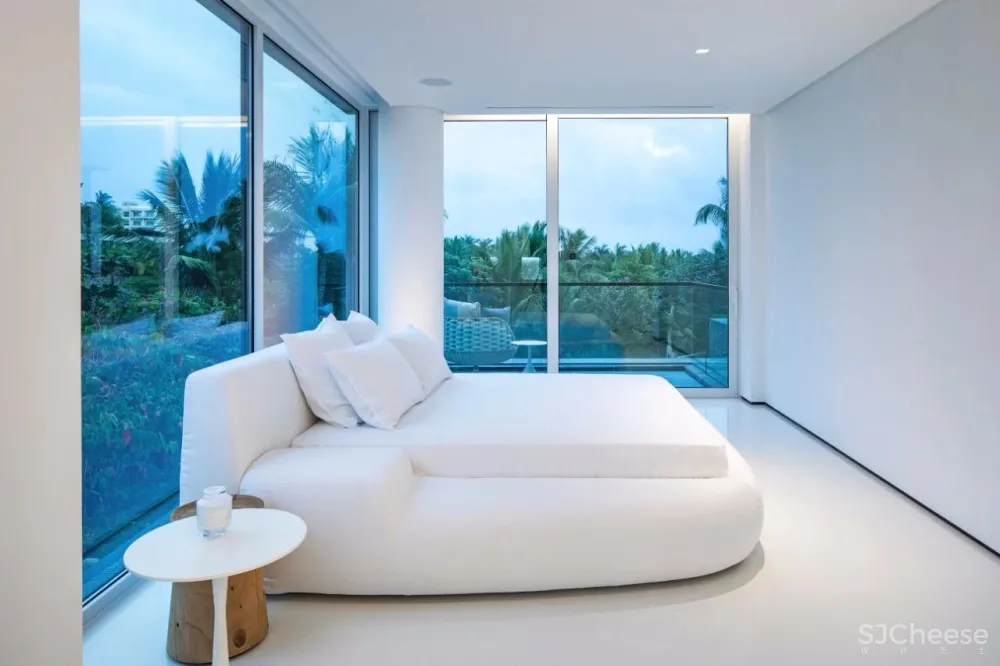 新作 | 1400m² 极简白顶级度假别墅，89年设计师惊艳演绎 首