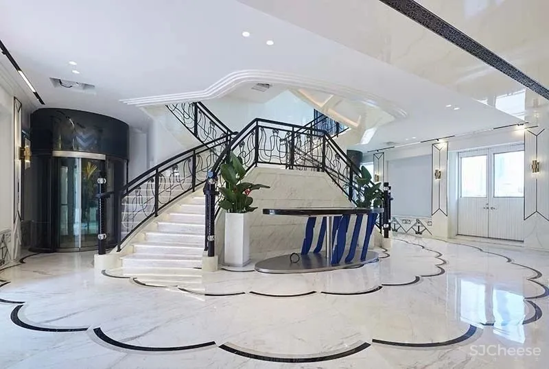 黄浦江第一艘五星级游览船--水晶公主号