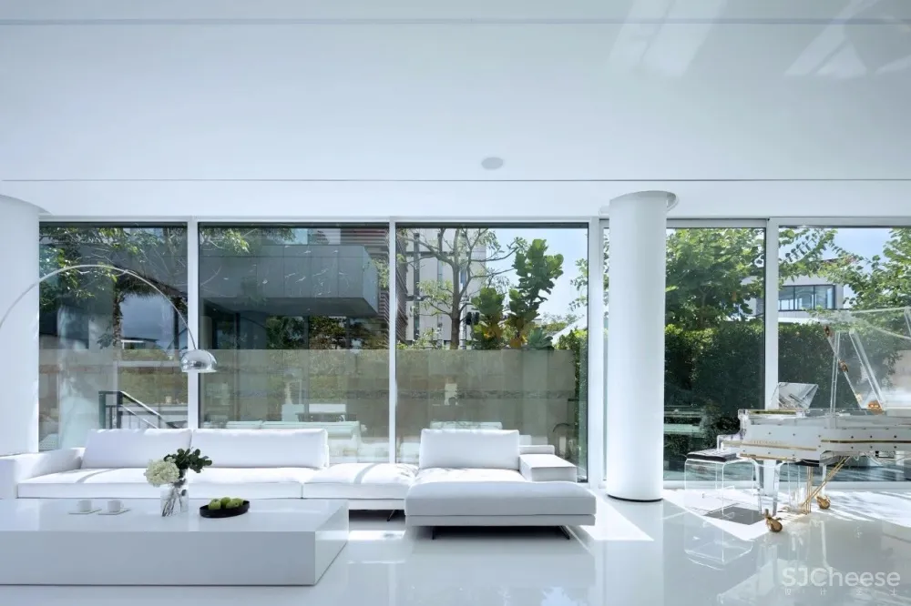 新作 | 1400m² 极简白顶级度假别墅，89年设计师惊艳演绎 首