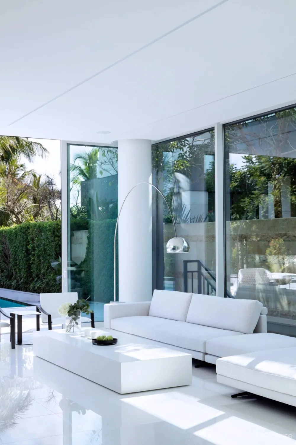 新作 | 1400m² 极简白顶级度假别墅，89年设计师惊艳演绎 首