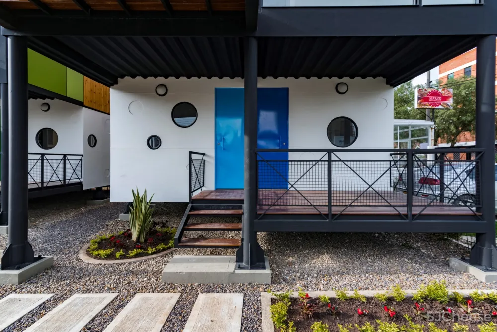 方块小屋 / Camacho Estusio de Arquitectura