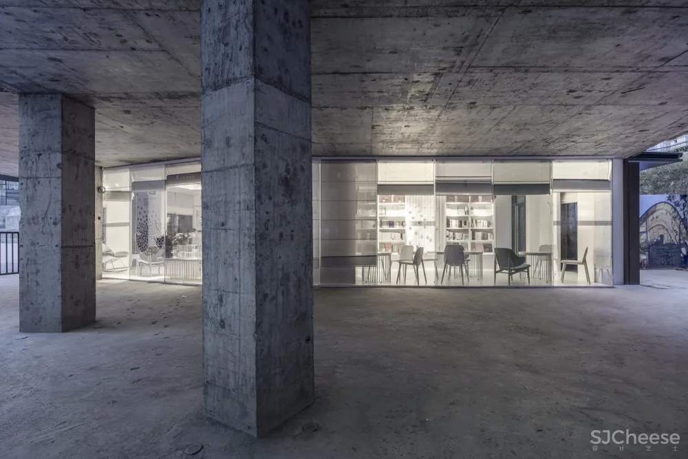 水木言设计:成都“白”止间书店 首