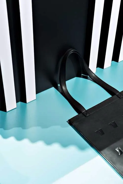 色彩与廓形 · VVNK 装置艺术空间 | Zinovatnaya