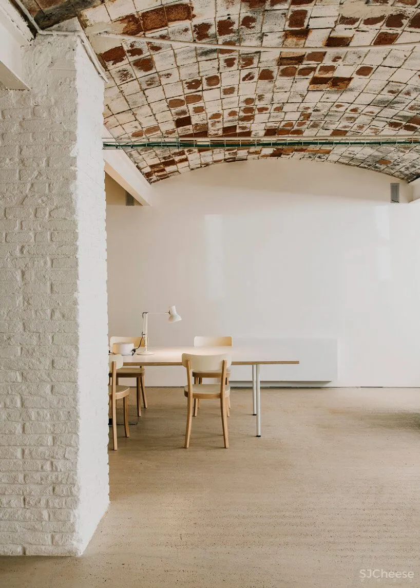 巴塞罗那工业仓库楼改造联合办公空间设计