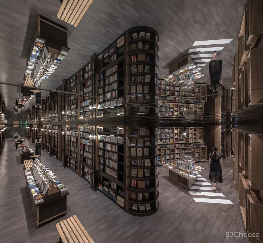 上海：一家书店吸引了大批购物者进入市区