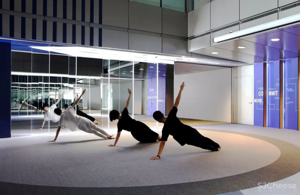 台湾306m²如KTV般的Light up办公室