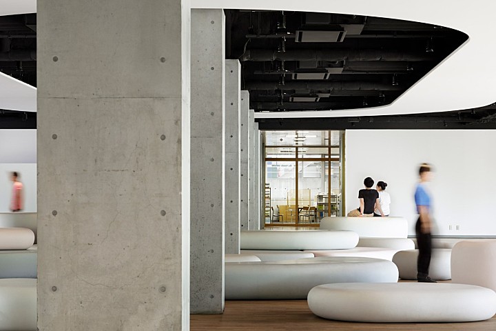 Igarashi Design Studio | 充满鹅卵石家具的Zero空间