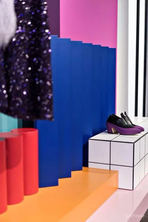 色彩与廓形 · VVNK 装置艺术空间 | Zinovatnaya