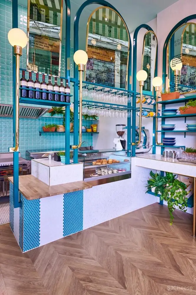 法国里昂一家明亮多彩的意式餐厅Piada设计