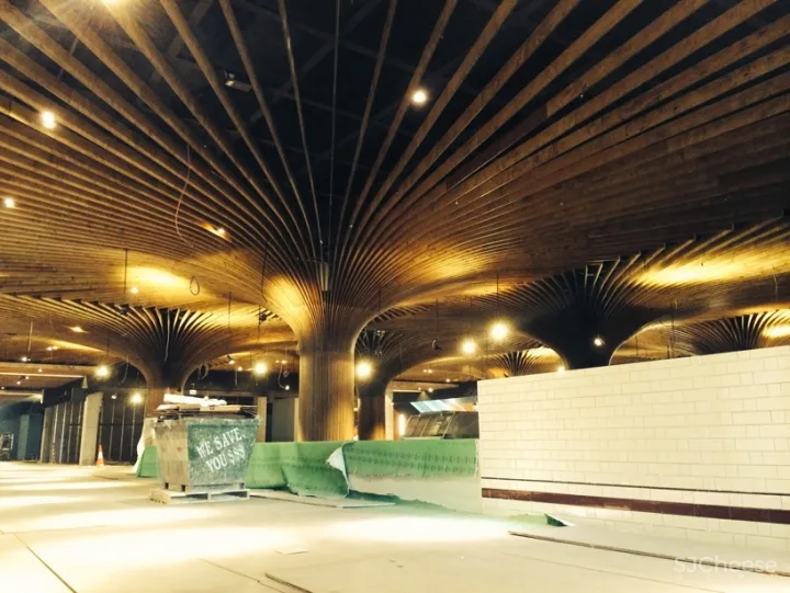 koichi takada设计的悉尼树状柱子枝桠蔓延的购物市场